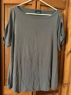 Modcloth gray blouse with short ipen sleeves